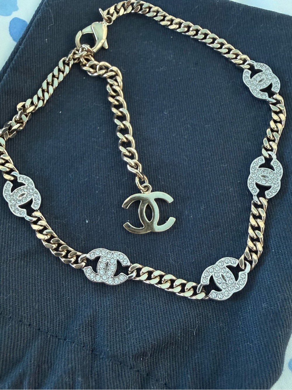 CHANEL Gold-plated Link Necklace with Crystal CC Motifs - Picture 2 of 12